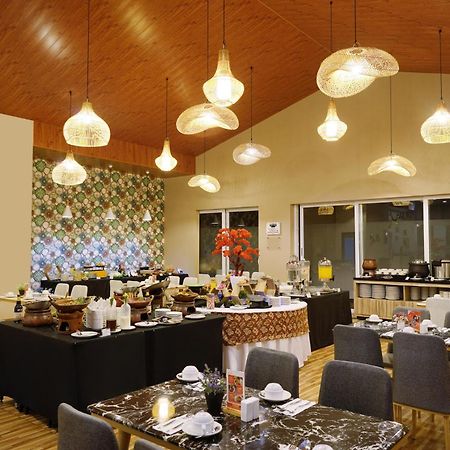 Front One Hotel Sragen Экстерьер фото