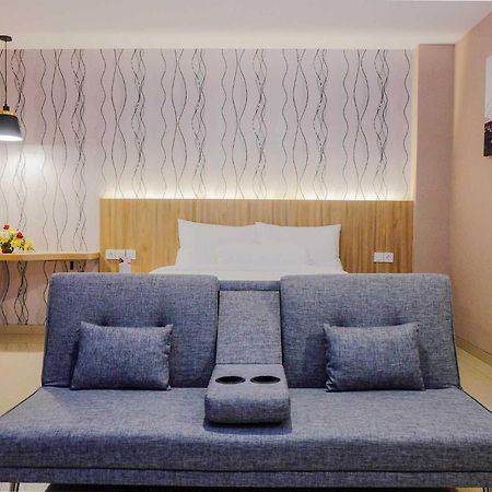 Front One Hotel Sragen Экстерьер фото
