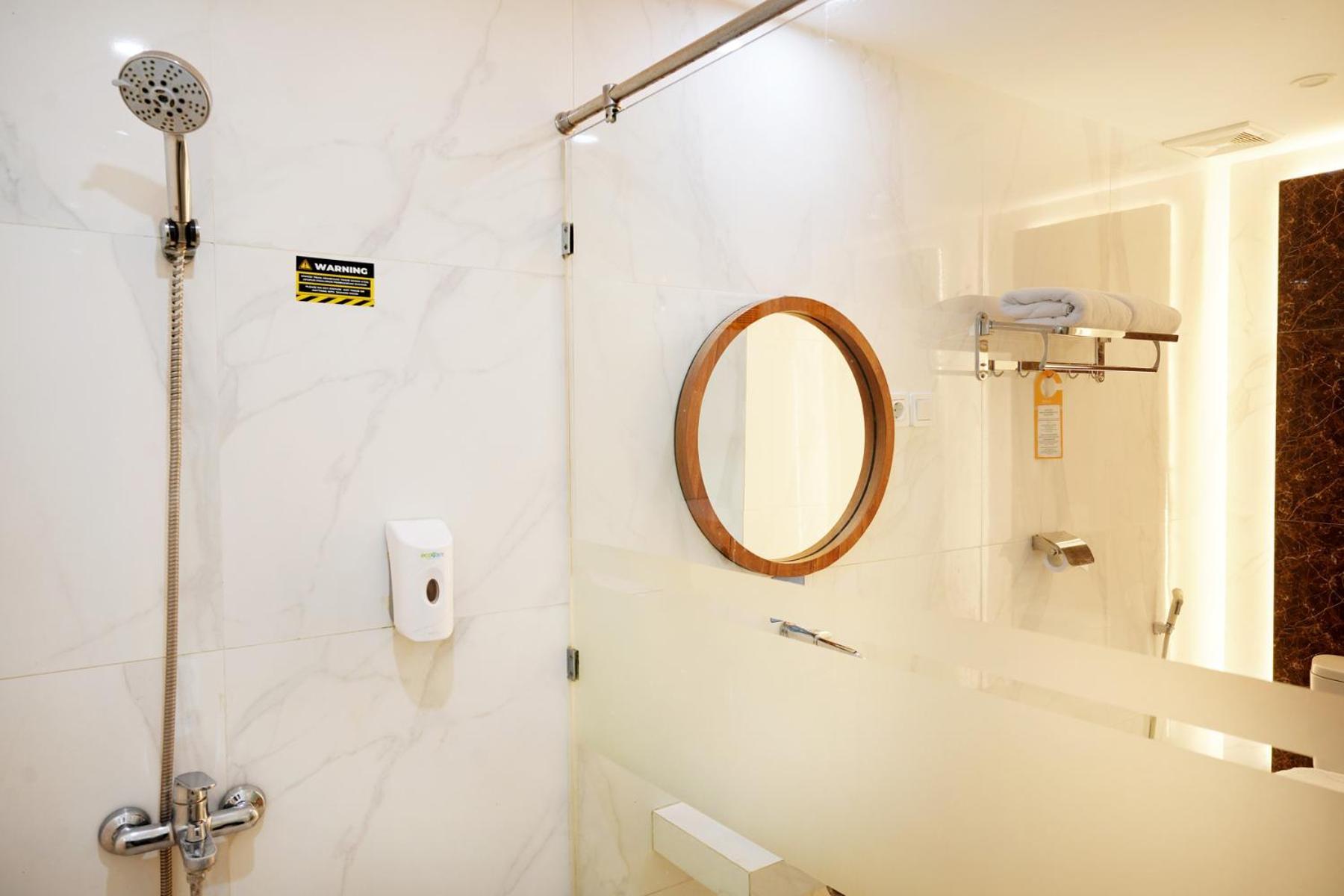 Front One Hotel Sragen Экстерьер фото