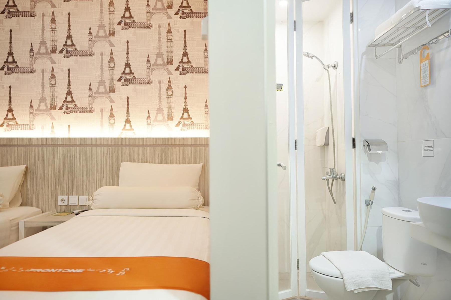 Front One Hotel Sragen Экстерьер фото