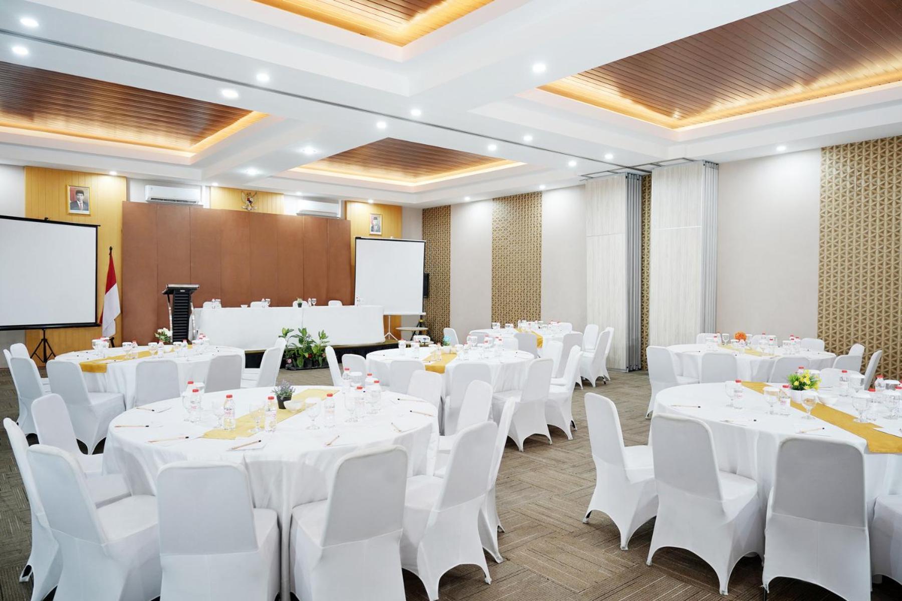 Front One Hotel Sragen Экстерьер фото