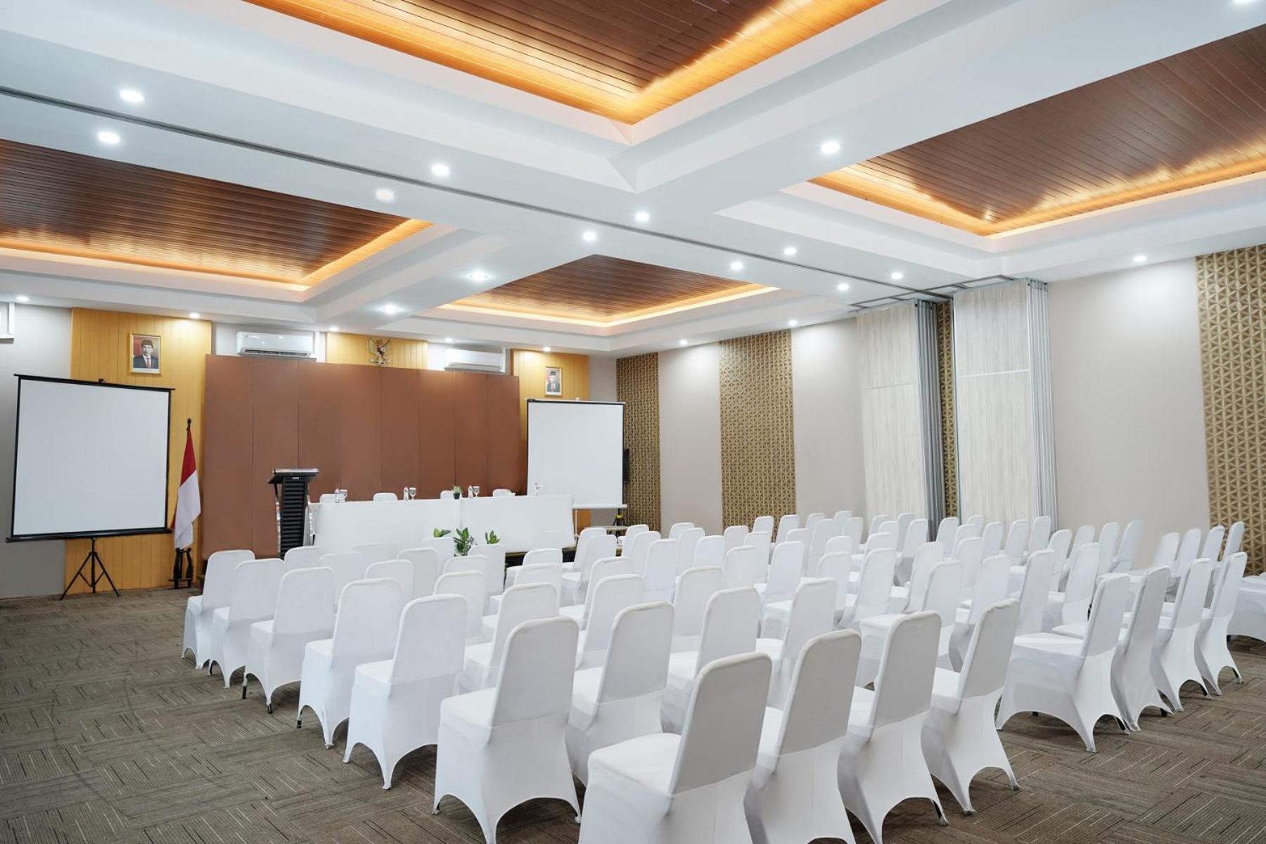 Front One Hotel Sragen Экстерьер фото