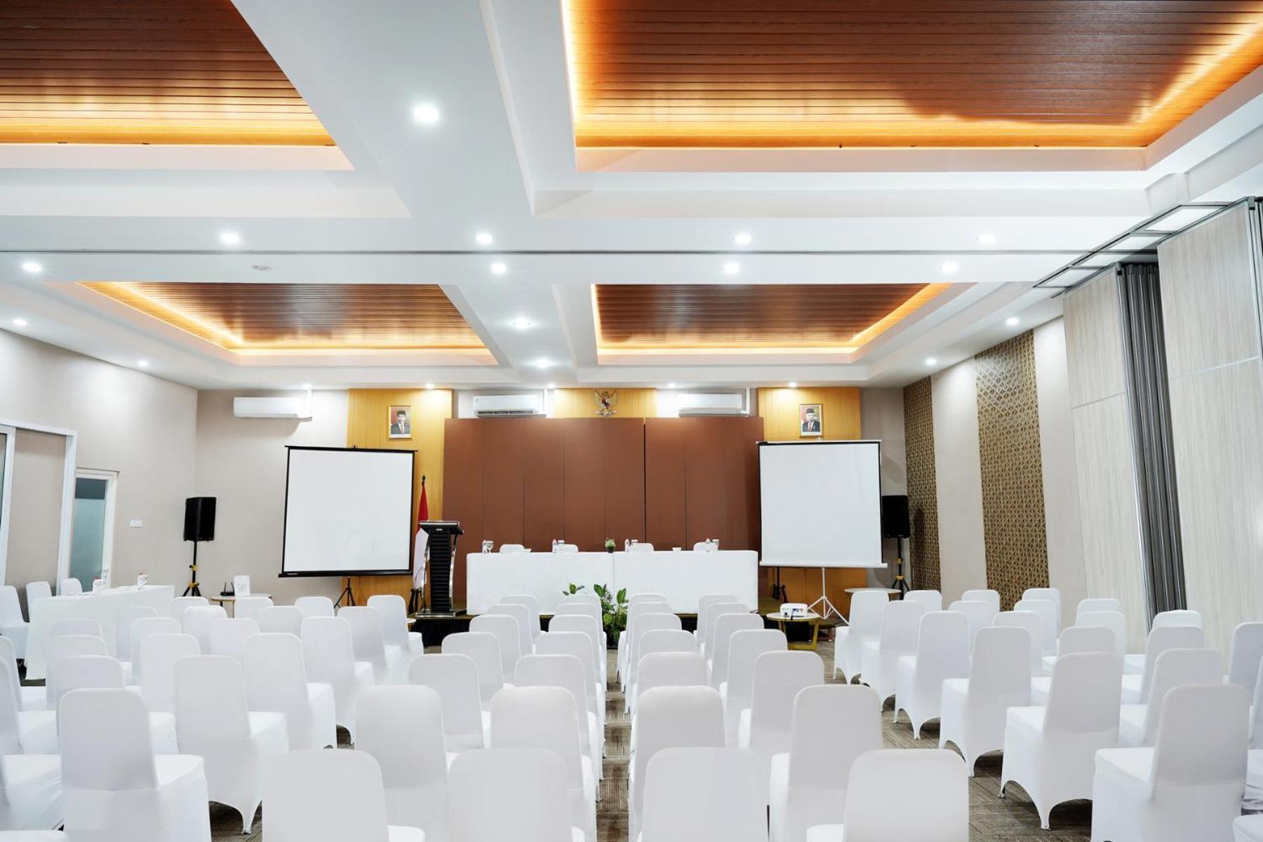 Front One Hotel Sragen Экстерьер фото