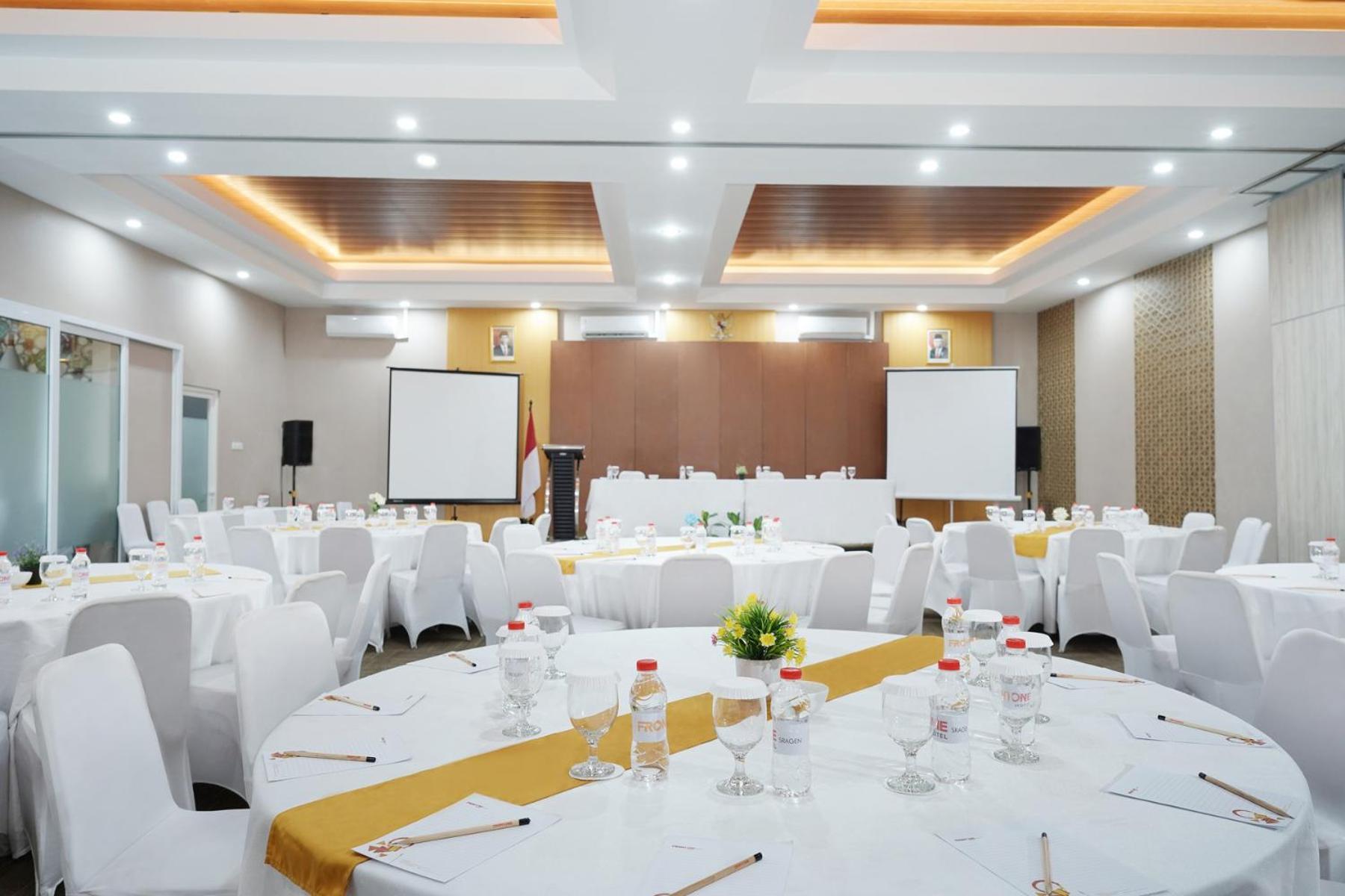 Front One Hotel Sragen Экстерьер фото