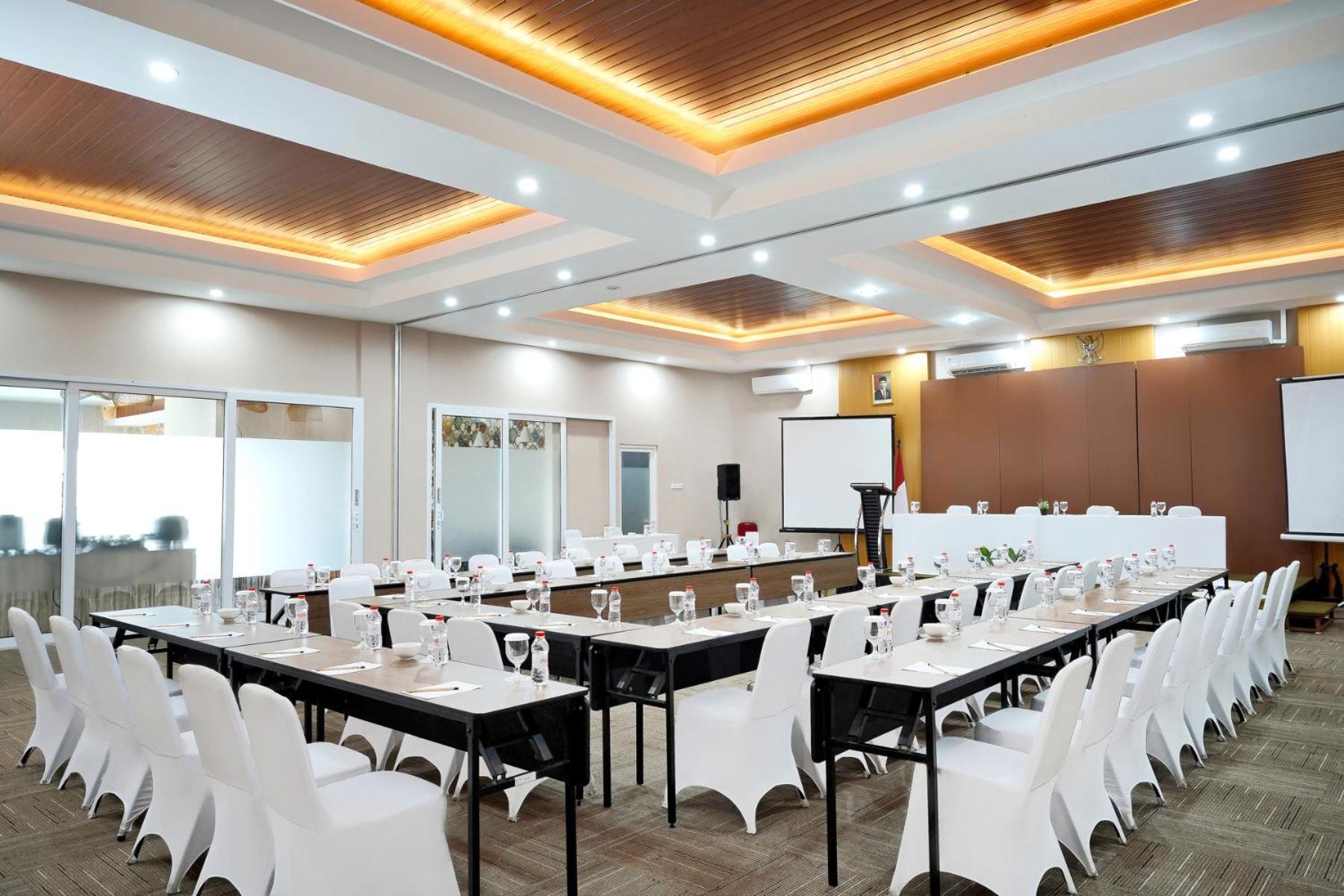 Front One Hotel Sragen Экстерьер фото