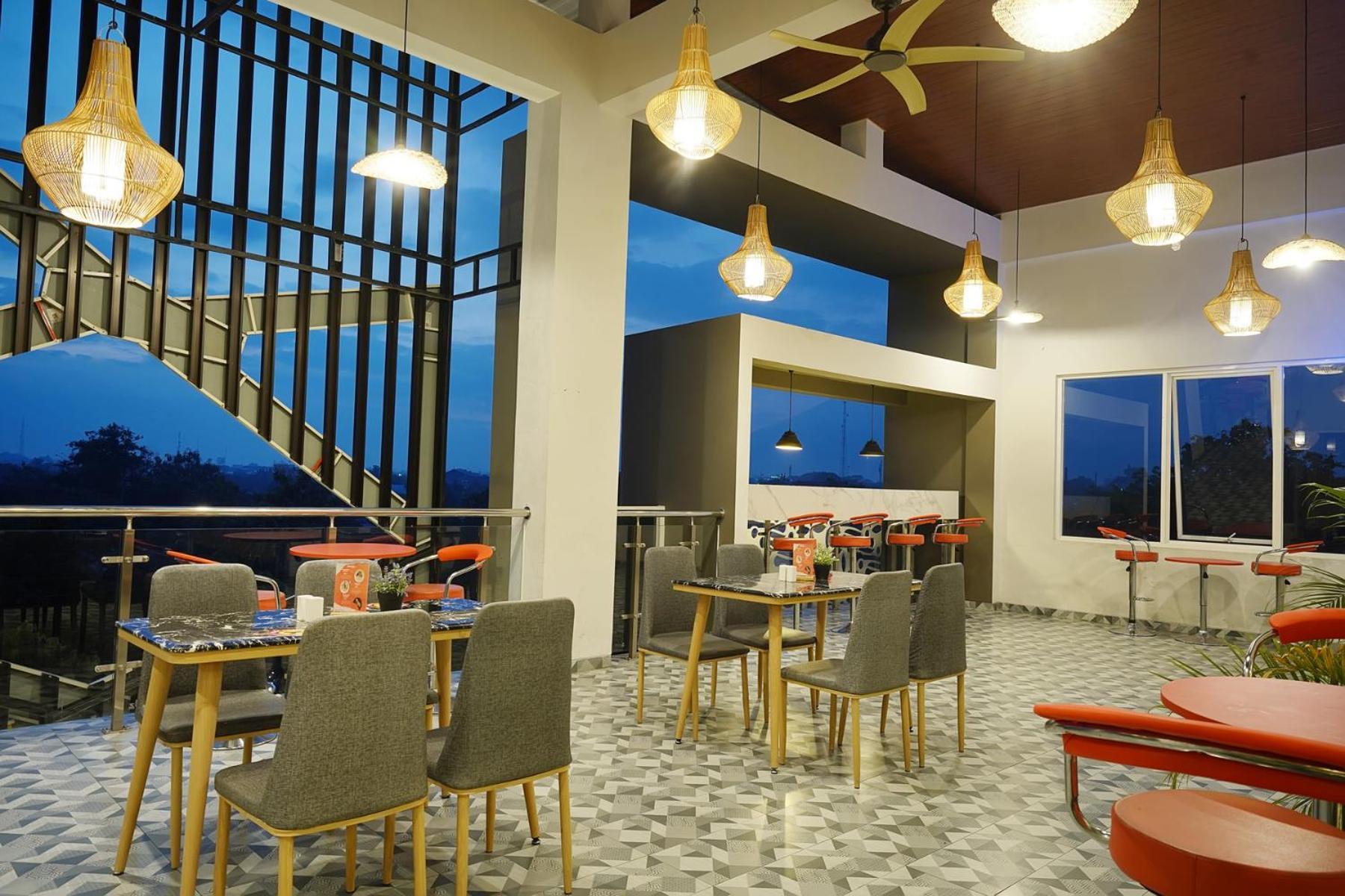Front One Hotel Sragen Экстерьер фото