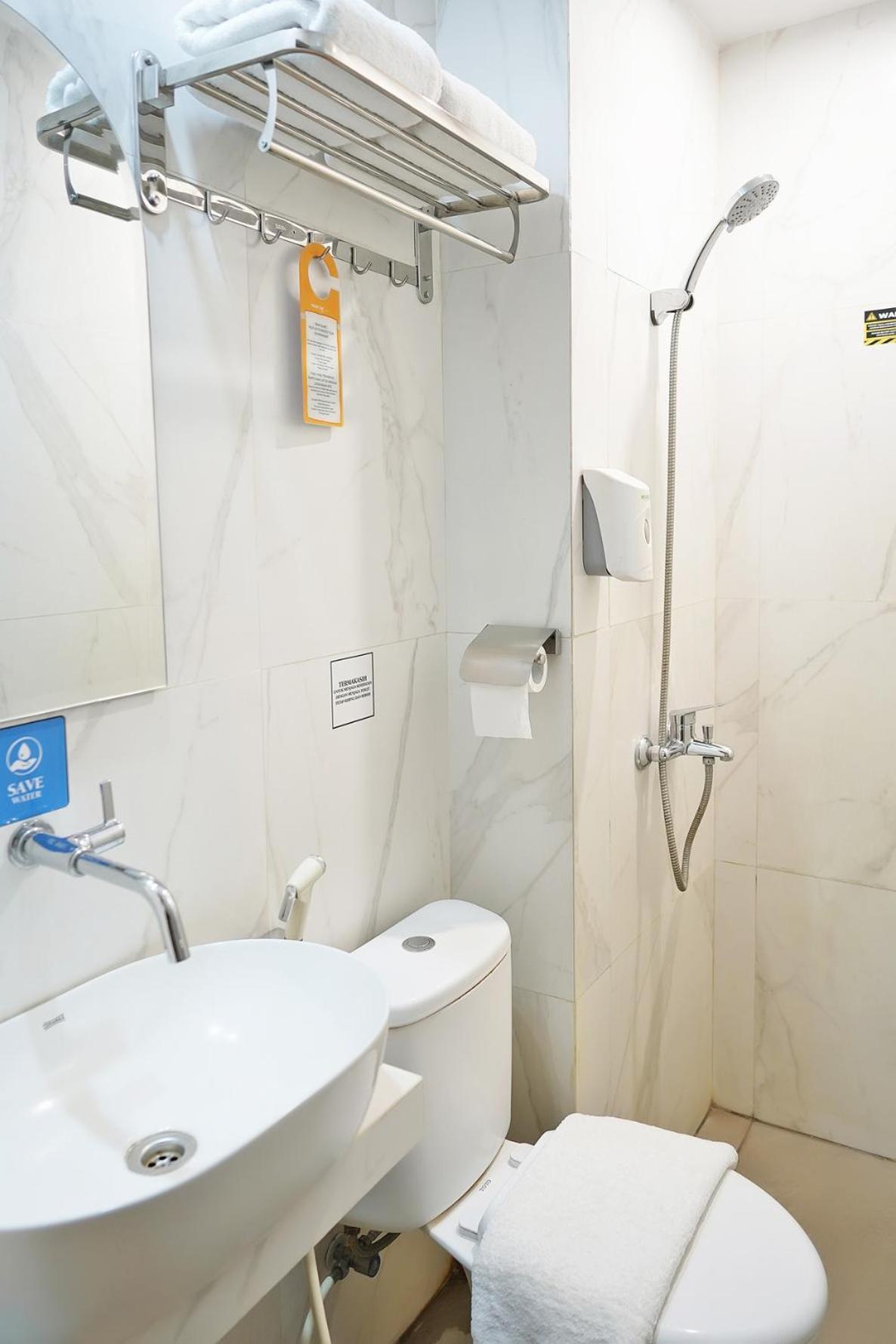 Front One Hotel Sragen Экстерьер фото