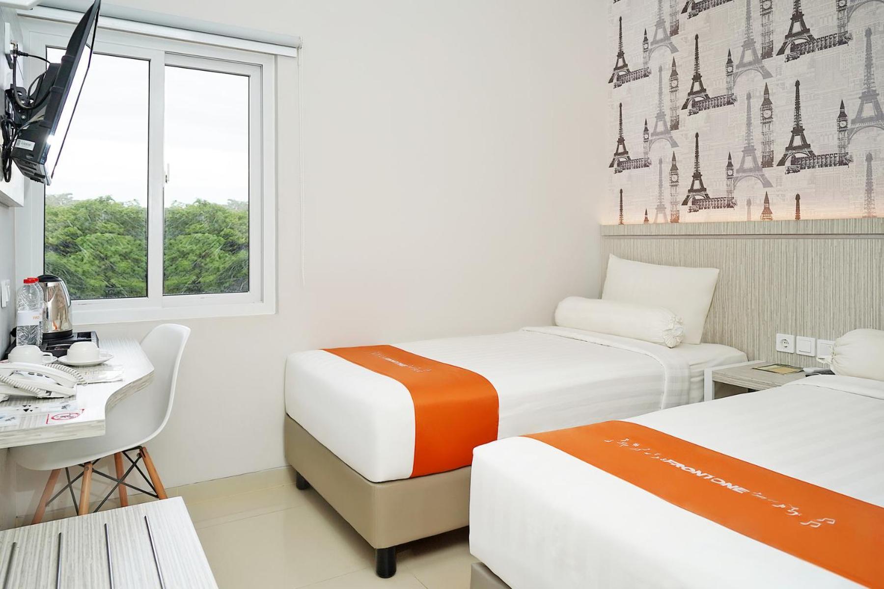 Front One Hotel Sragen Экстерьер фото