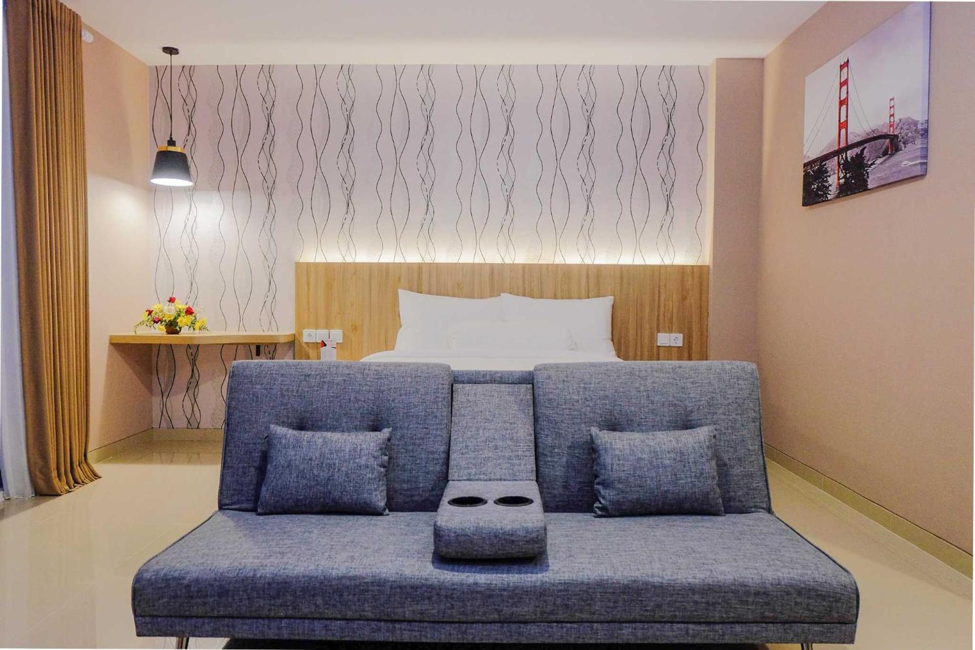 Front One Hotel Sragen Экстерьер фото